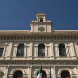 La scritta latina Vniversit� degli stvdi Aldo Moro campeggia sotto il secondo piano, a sua volta sormontato da una torretta che ospita un orologio da torre e delle piccole campane